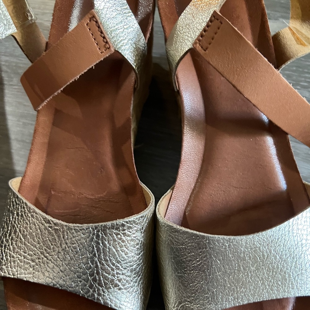 Chocolat blu platform wedge 3 1/2 inch gold and tan 9 1/2